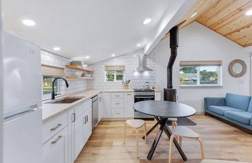 Rockaway Beach Cabin | Charming 2-bedroom cabin in enchanting Rockaway Beach with WiFi