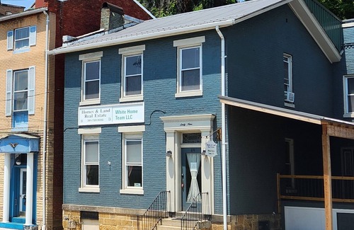 Cumberland Apartment | Charming 2-bedroom apartment with equipped kitchen and AC, in Cumberland, MD.