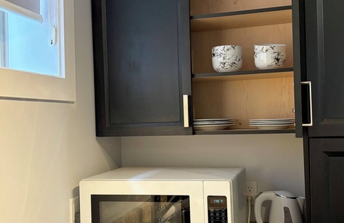 Southwest Edmonton House | Charming 2-bedroom apartment with WiFi and AC in wonderful Edmonton