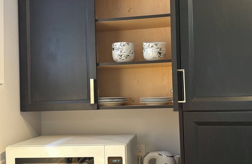 Southwest Edmonton House | Charming 2-bedroom apartment with WiFi and AC in wonderful Edmonton