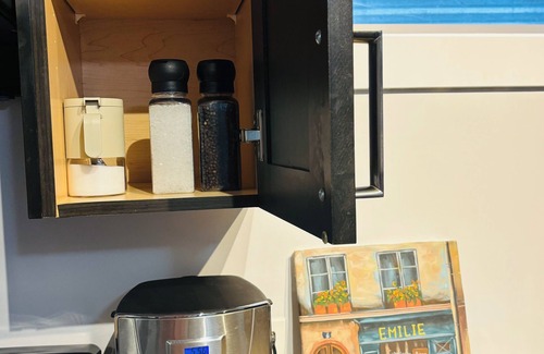 Southwest Edmonton House | Charming 2-bedroom apartment with WiFi and AC in wonderful Edmonton