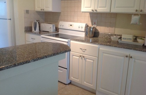 Paynes Bay Apartment | Charming 2-bedroom apartment in gated community