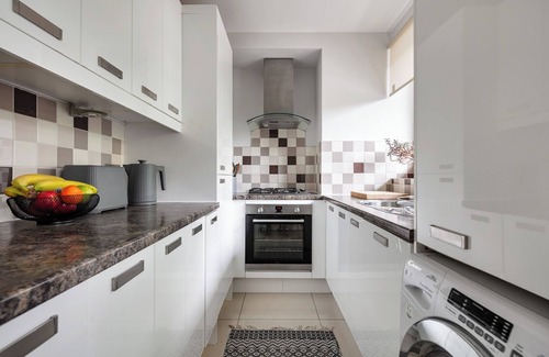 St. Mary's Park Apartment | Charming 2-Bedroom Apartment Steps from Battersea Park