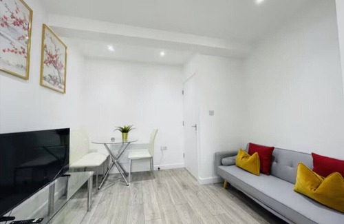Watford Town Centre Apartment | Charming 2-bedroom Apartment in Watford with AC