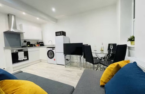 Watford Apartment | Charming 2-bedroom apartment in nice Watford with AC