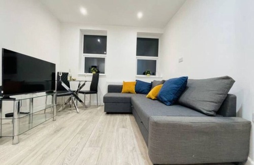 Watford Apartment | Charming 2-bedroom apartment in nice Watford with AC