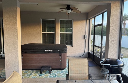 Plymouth House | Charming 2-bedroom apartment in house with AC, WiFi included