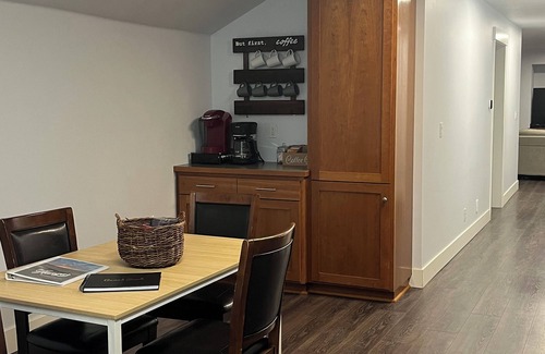 Creswell House | Charming 2-bedroom attached apartment with AC, WiFi in adorable Creswell