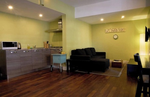 Labone Bed & Breakfast | Charming 2-bedroom B&B with WiFi, AC in delightful Osu