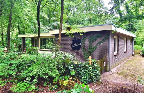 Schoonoord House | Charming 2-bedroom bungalow with WiFi and AC in a quite forest