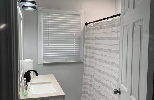 Church Street House | Charming 2-bedroom bungalow in amazing Atlanta with AC with W/D