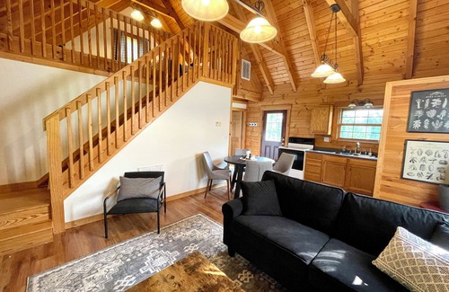 Athens Cabin | Charming 2-bedroom Cabin in Athens