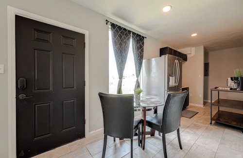 Cleveland House | Charming 2-bedroom Container Home with AC, WiFi in superb Cleveland