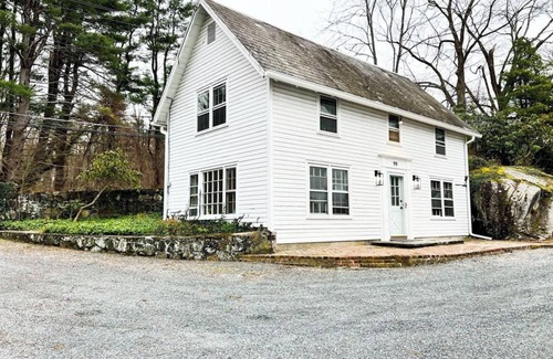 Cortlandt Cottage | Charming 2-bedroom cottage in Cortlandt with WiFi access