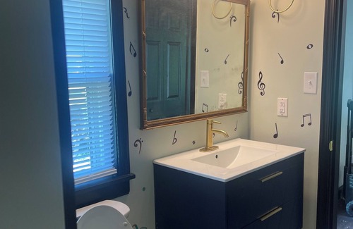 Rock Point Cottage | Charming 2-bedroom cottage in wonderful Newburg with WiFi, AC