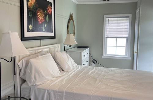 Rock Point Cottage | Charming 2-bedroom cottage in wonderful Newburg with WiFi, AC