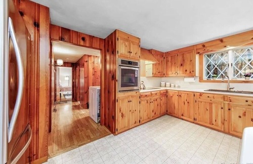 Putnam Cottage | Charming 2-bedroom cottage on 7 acres of woods in Putnam with AC, WiFi