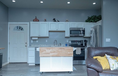 Vein Mountain House | Charming 2-bedroom estate with AC, fitness room in peaceful Morganton NC.