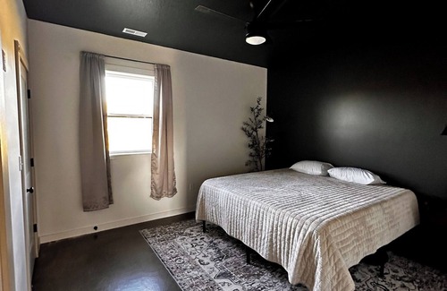 Easley Other | Charming 2-bedroom Farmhouse in Rocheport