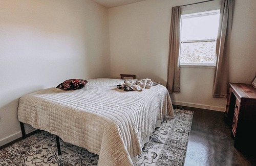 Easley Other | Charming 2-bedroom Farmhouse in Rocheport