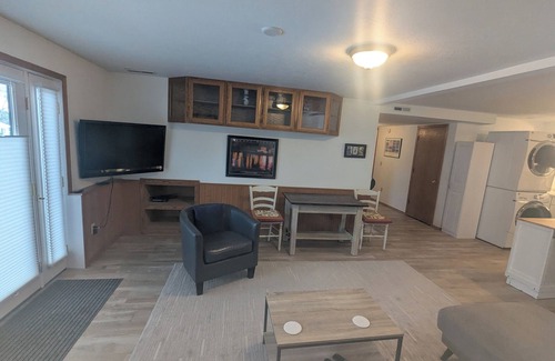 Miller Creek House | Charming 2-bedroom full bath apt in split level home with Mountain Vista's