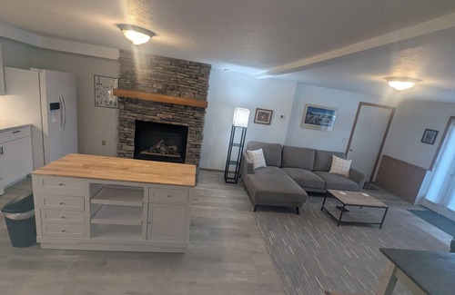 Miller Creek House | Charming 2-bedroom full bath apt in split level home with Mountain Vista's