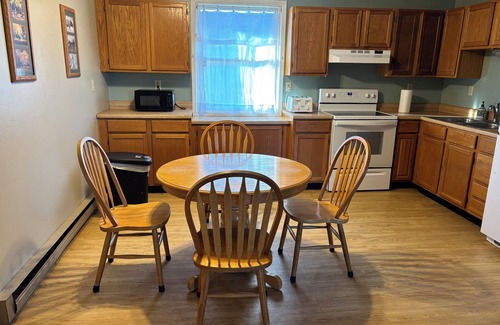 Olive House | Charming 2-bedroom Getaway in Broadus