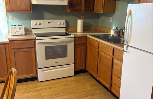 Olive House | Charming 2-bedroom Getaway in Broadus