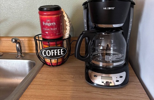 Olive House | Charming 2-bedroom Getaway in Broadus