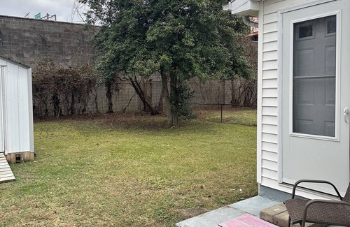 Tad House | Charming 2-bedroom house in fabulous Charleston with AC