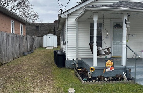 Tad House | Charming 2-bedroom house in fabulous Charleston with AC