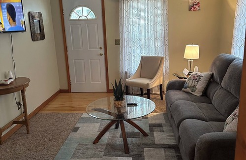 Tad House | Charming 2-bedroom house in fabulous Charleston with AC