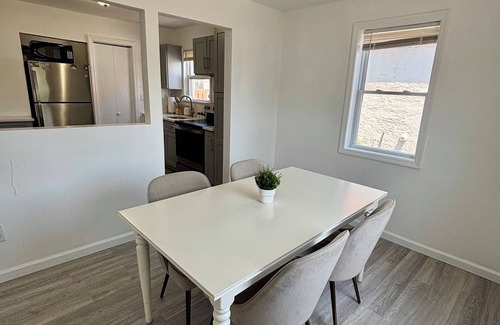 Long Beach House | Charming 2-bedroom house in fantastic Long Beach with WiFi