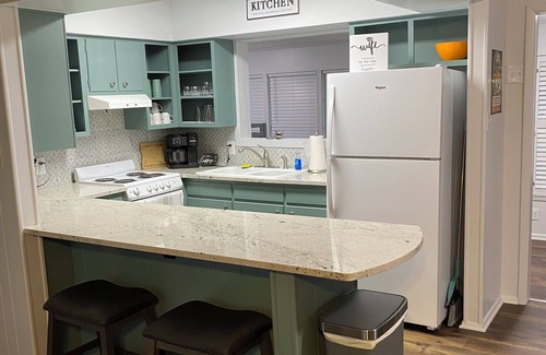 Jefferson House | Charming 2-bedroom house in Jefferson with beautiful lake views!