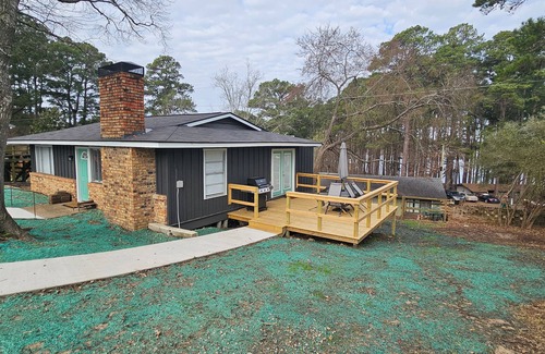 Jefferson House | Charming 2-bedroom house in Jefferson with beautiful lake views!