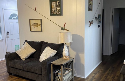 Jefferson House | Charming 2-bedroom house in Jefferson with beautiful lake views!