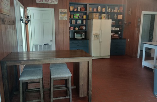 Jefferson House | Charming 2-bedroom house in Jefferson with Sunroom