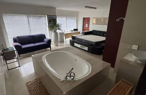 Trawal House | Charming 2-bedroom house in fabulous Cape Town with WiFi