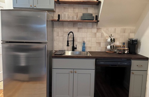 Lakewood House | Charming 2-bedroom house in Lakewood with WiFi access