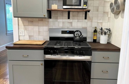 Lakewood House | Charming 2-bedroom house in Lakewood with WiFi access