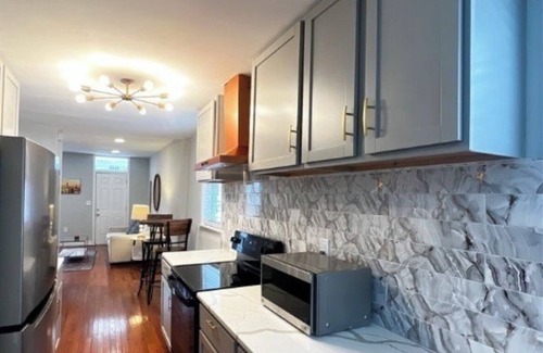 Mosby House | Charming 2-bedroom house in lovely Richmond with WiFi, AC.