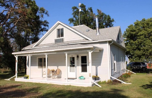 Buffalo County House | Charming 2-bedroom house near Amherst. Quick 20 minutes from Kearney.
