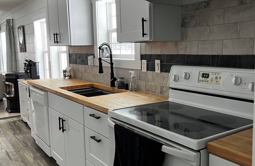 Coldwater House | Charming 2-bedroom house on Lake Lavine