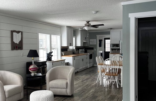 Coldwater House | Charming 2-bedroom house on Lake Lavine