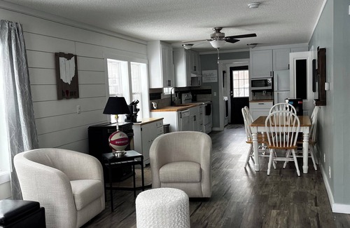 Coldwater House | Charming 2-bedroom house on Lake Lavine