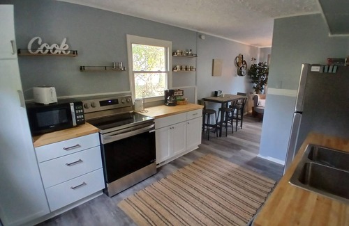 Lansing House | Charming 2-bedroom house, quiet neighborhood, Lansing with WiFi