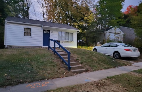 Lansing House | Charming 2-bedroom house, quiet neighborhood, Lansing with WiFi