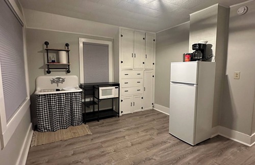 Norwalk House | Charming 2-bedroom house with AC, WiFi in serene Norwalk