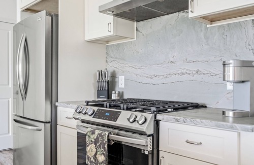 Galway House | Charming 2-bedroom house with AC, WiFi with mountain and lake views!