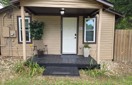 Tyler House | Charming 2-bedroom house in lovely Tyler with AC